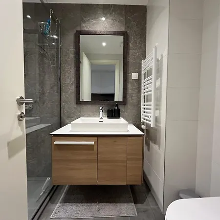 Waterfront River View Apartment *